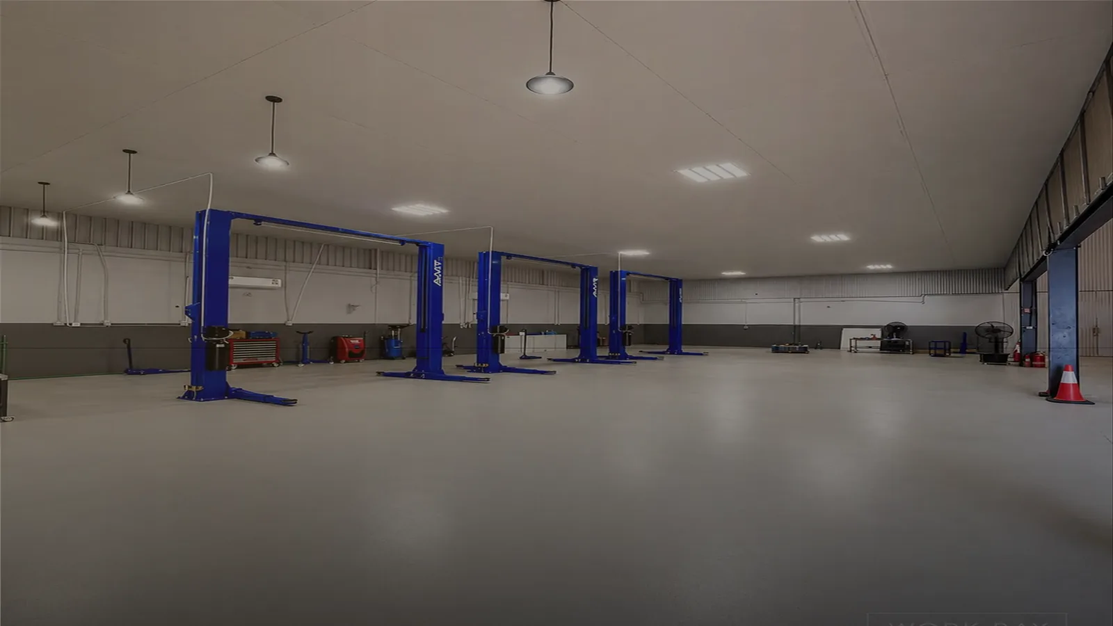 MOTIX Garage work bay with vehicle lifts